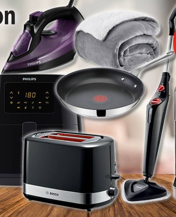 Haushaltsprodukte wie Philips Airfryer Heißluftfritteuse, Jamie Oliver Tefal Pfanne, Bedsure Kuscheldecke, Bosch Toaster, Bügeleisen von Philips, WMF Zerkleinerer, Vileda Steamplus Dampfreiniger oder De'Longhi Kaffeevollautomat vorm Hintergrund eines Wohnzimmers.