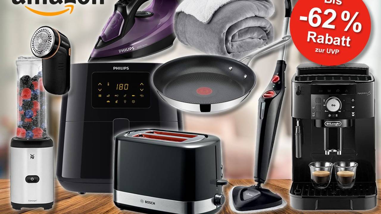 Haushaltsprodukte wie Philips Airfryer Heißluftfritteuse, Jamie Oliver Tefal Pfanne, Bedsure Kuscheldecke, Bosch Toaster, Bügeleisen von Philips, WMF Zerkleinerer, Vileda Steamplus Dampfreiniger oder De'Longhi Kaffeevollautomat vorm Hintergrund eines Wohnzimmers.