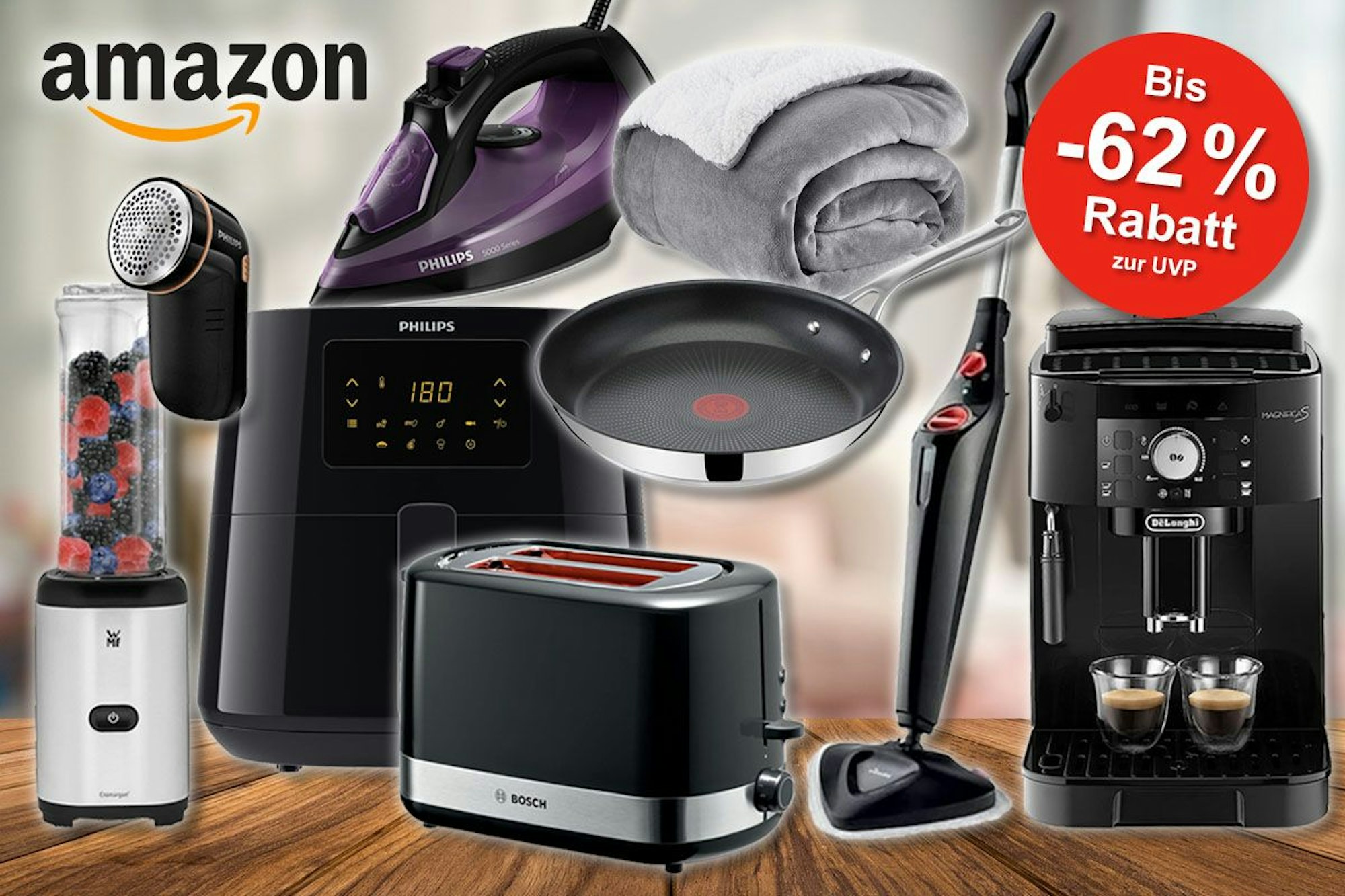 Haushaltsprodukte wie Philips Airfryer Heißluftfritteuse, Jamie Oliver Tefal Pfanne, Bedsure Kuscheldecke, Bosch Toaster, Bügeleisen von Philips, WMF Zerkleinerer, Vileda Steamplus Dampfreiniger oder De'Longhi Kaffeevollautomat vorm Hintergrund eines Wohnzimmers.