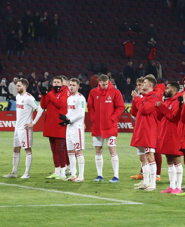 Die Mannschaft um Kapitän Florian Kainz (1. FC Köln) nach dem Spiel gegen Dortmund vor der Südtribüne.