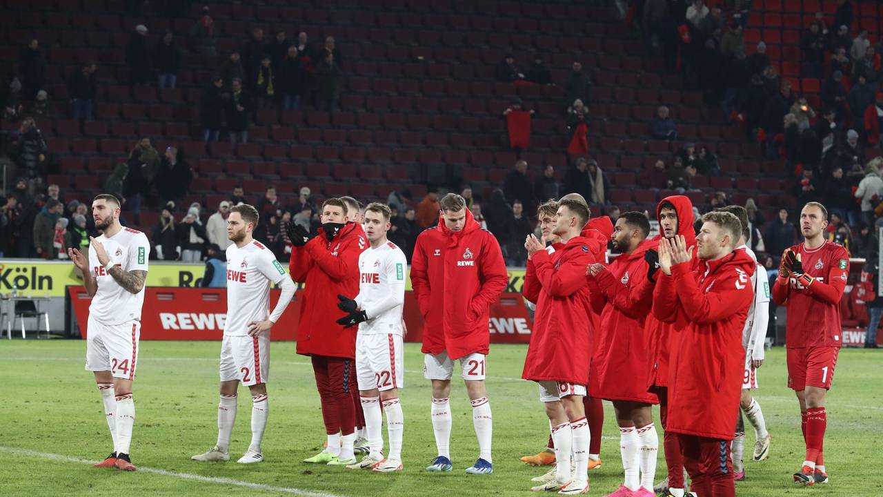 Die Mannschaft um Kapitän Florian Kainz (1. FC Köln) nach dem Spiel gegen Dortmund vor der Südtribüne.