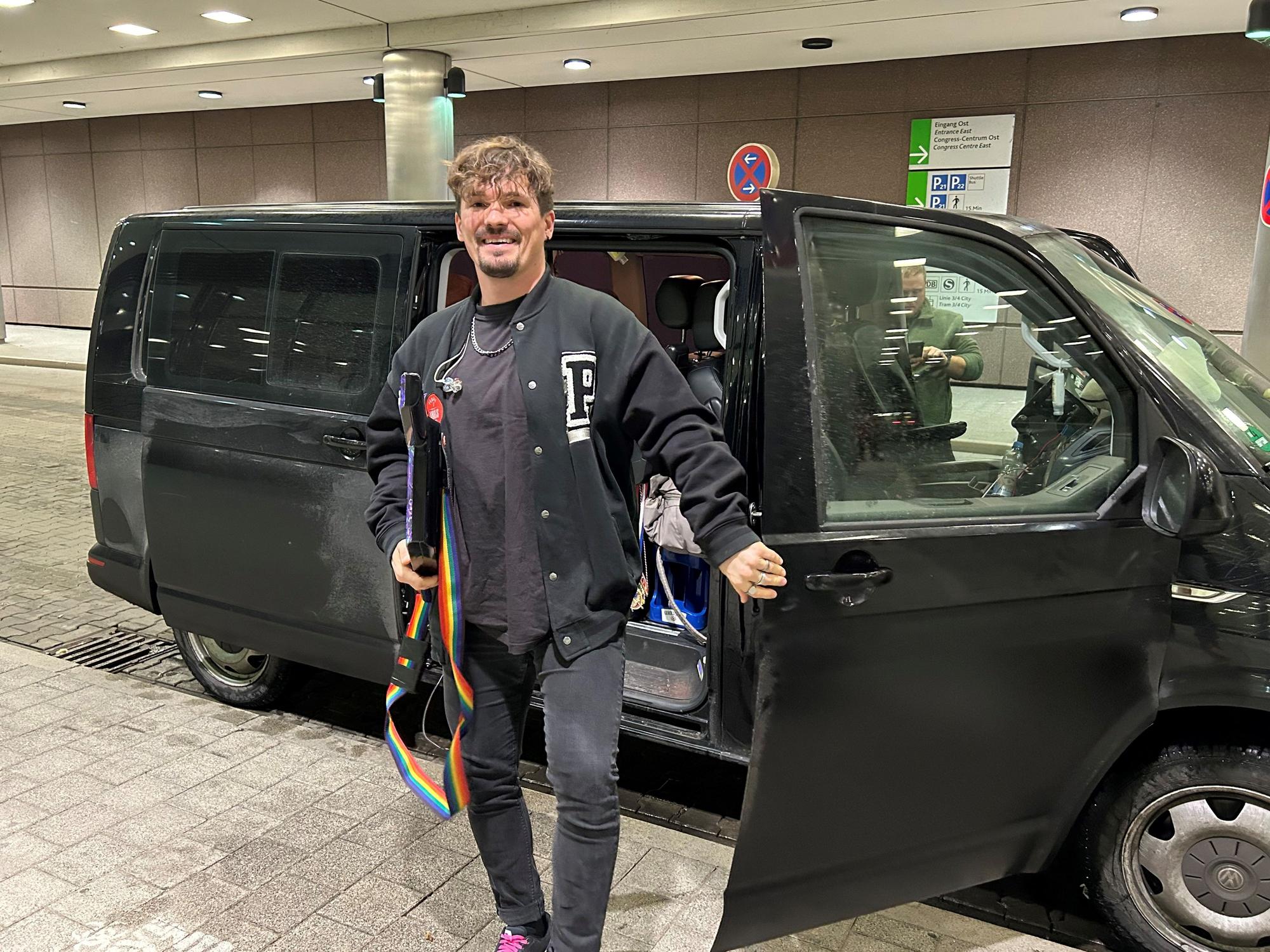 Dominik beim Verlassen des Band-Busses.