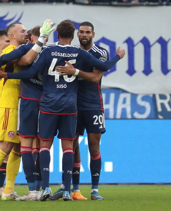 Die Fortuna-Düsseldorf-Spieler jubeln nach dem Sieg gegen Magdeburg.