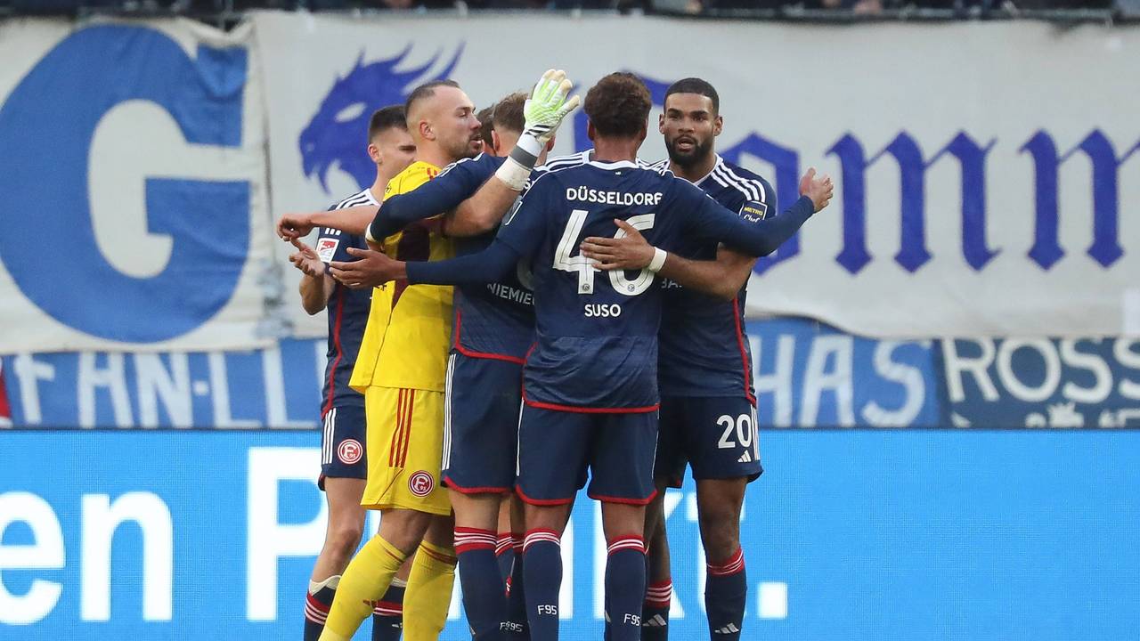 Die Fortuna-Düsseldorf-Spieler jubeln nach dem Sieg gegen Magdeburg.