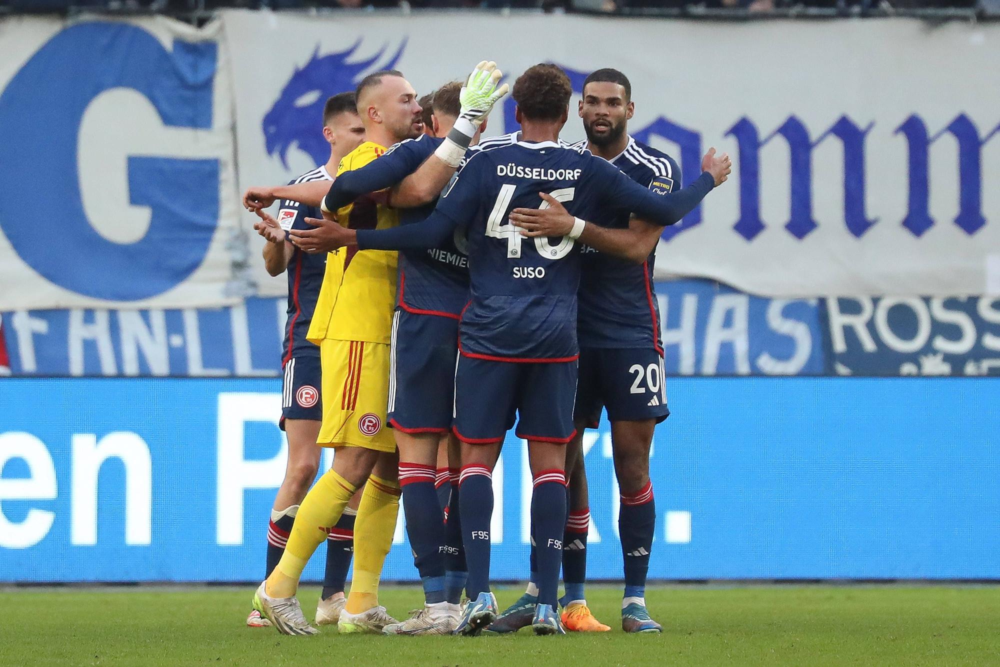 Die Fortuna-Düsseldorf-Spieler jubeln nach dem Sieg gegen Magdeburg.