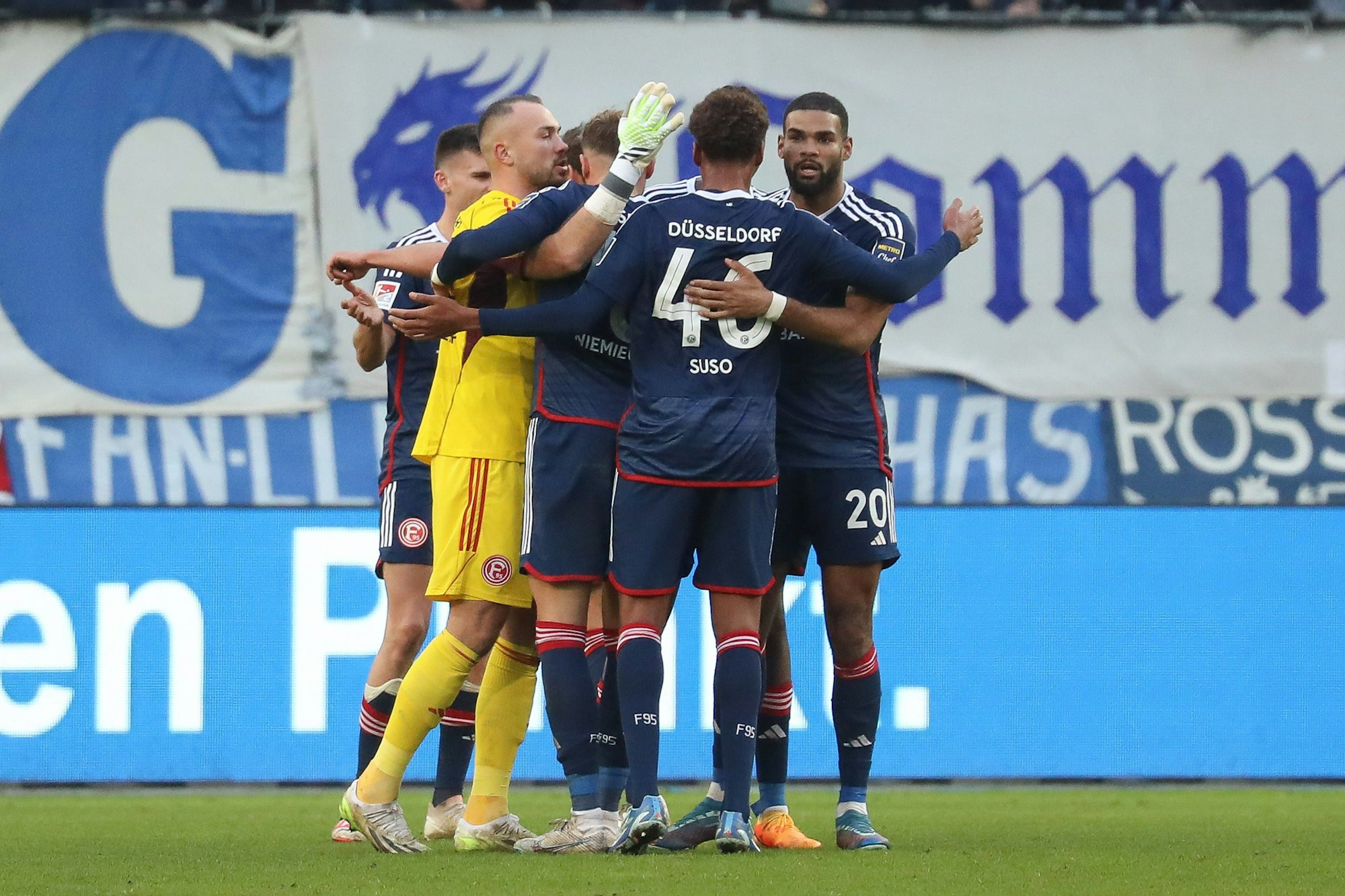 Die Fortuna-Düsseldorf-Spieler jubeln nach dem Sieg gegen Magdeburg.