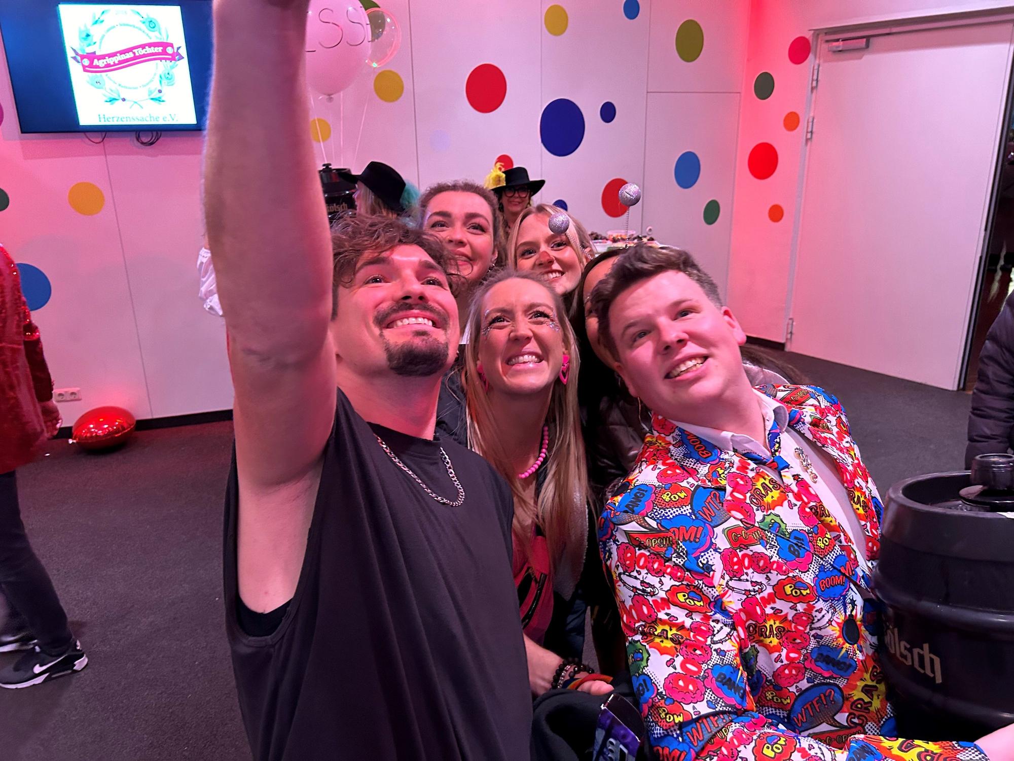 Dominik macht Selfie mit Fans.