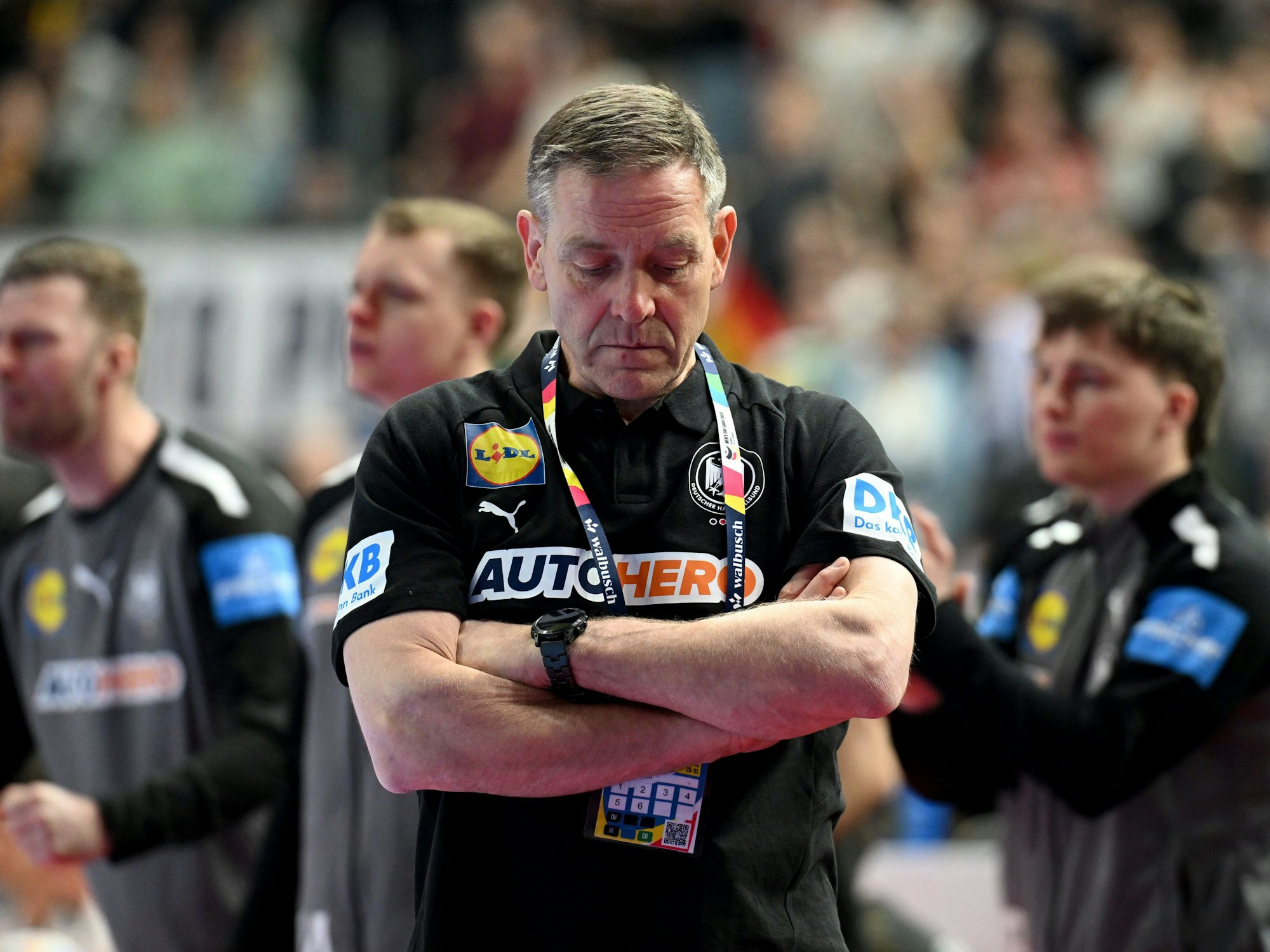 Bundestrainer Alfred Gislason an der Seitenlinie.