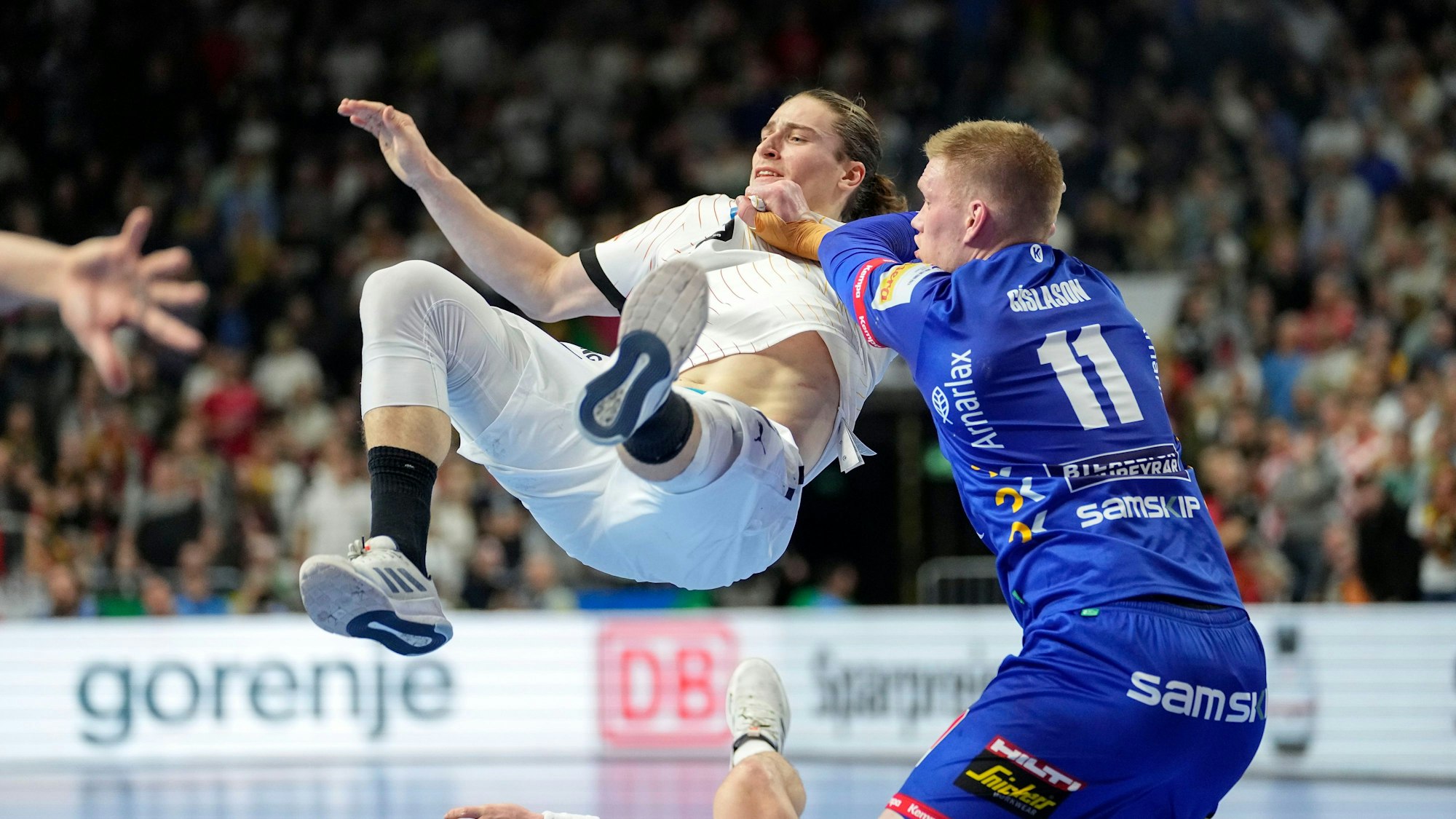 Ymir Örn Gislason schubst Deutschland-Star Juri Knorr.