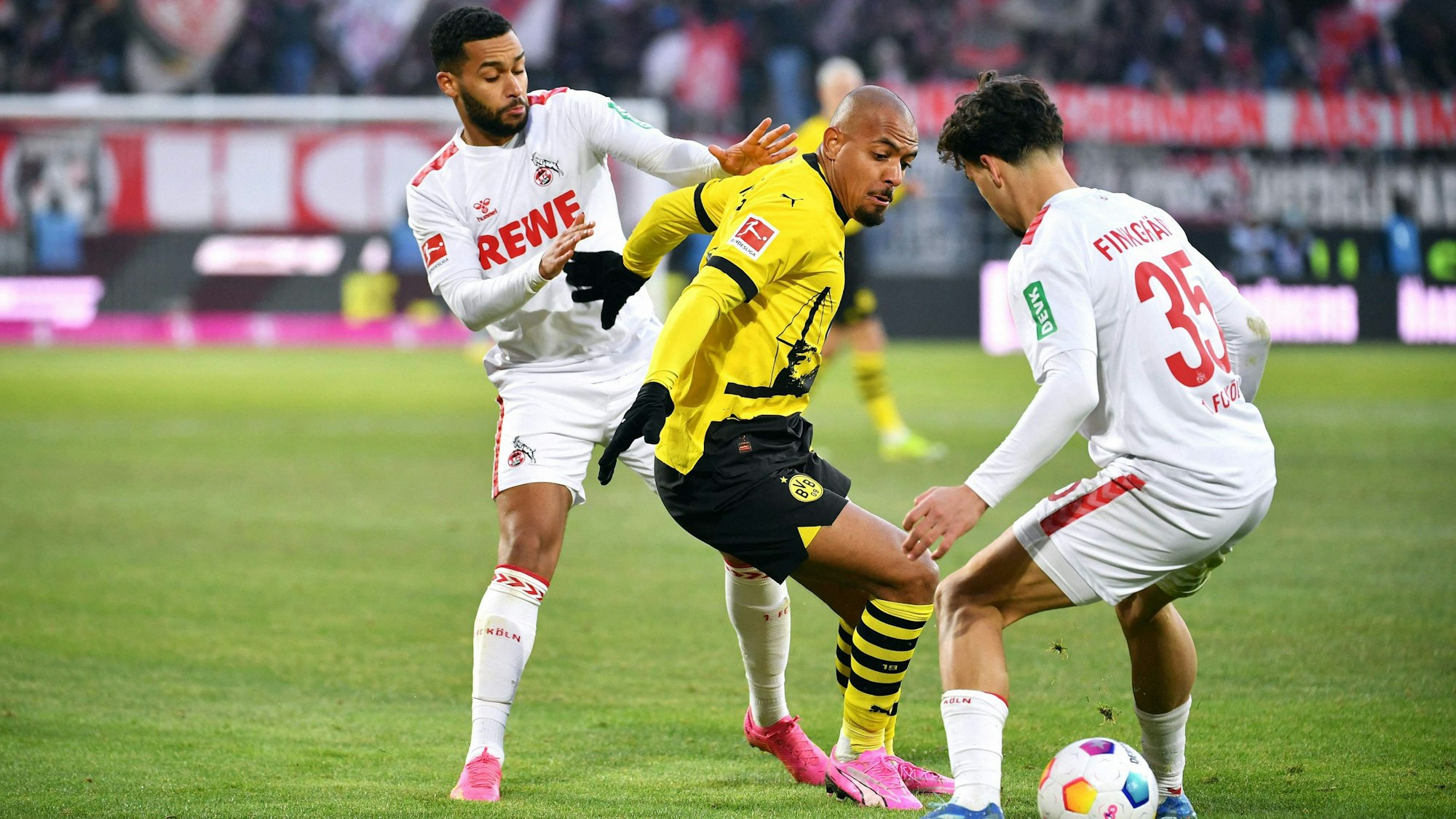 Donyell Malen lässt Linton Maina und Max Finkgräfe stehen.