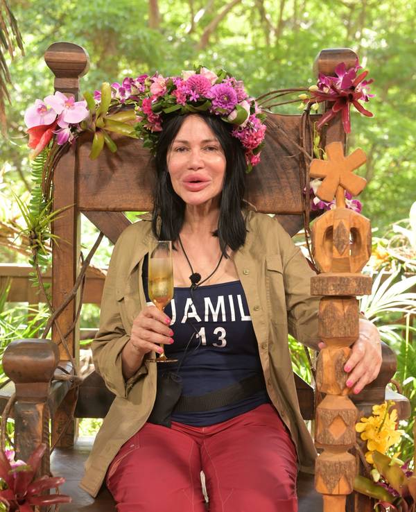 Djamila Rowe sitzt mit ihrer Krone nach dem Sieg beim RTL-Dschungelcamp 2023 auf ihrem Thron.
