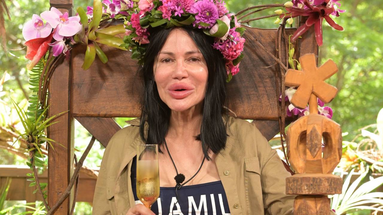 Djamila Rowe sitzt mit ihrer Krone nach dem Sieg beim RTL-Dschungelcamp 2023 auf ihrem Thron.