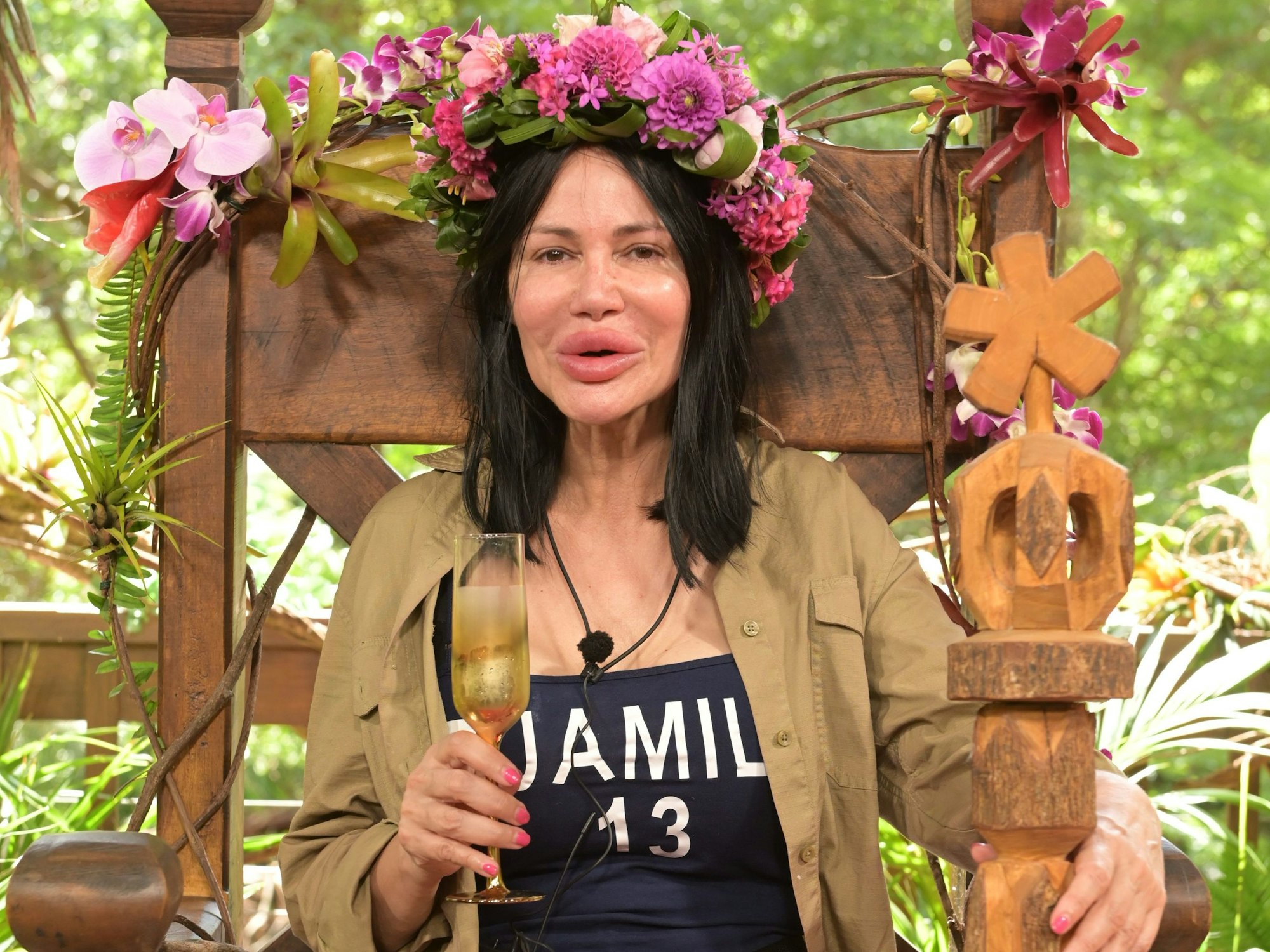 Djamila Rowe sitzt mit ihrer Krone nach dem Sieg beim RTL-Dschungelcamp 2023 auf ihrem Thron.
