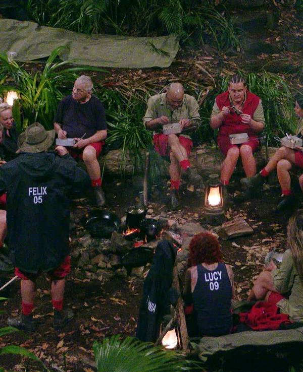 Alle 12 Kandidatinnen und Kandidaten sitzen um das Feuer im RTL-Dschungelcamp „Ich bin ein Star - holt mich hier raus“