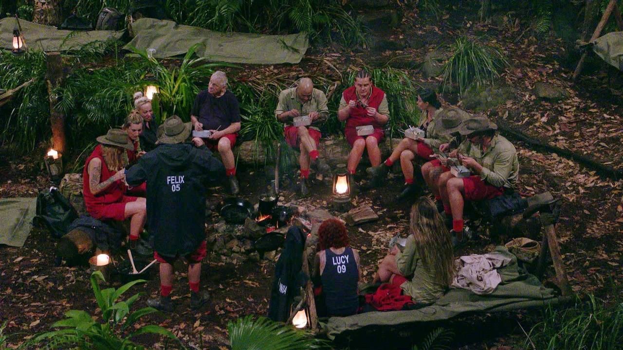 Alle 12 Kandidatinnen und Kandidaten sitzen um das Feuer im RTL-Dschungelcamp „Ich bin ein Star - holt mich hier raus“