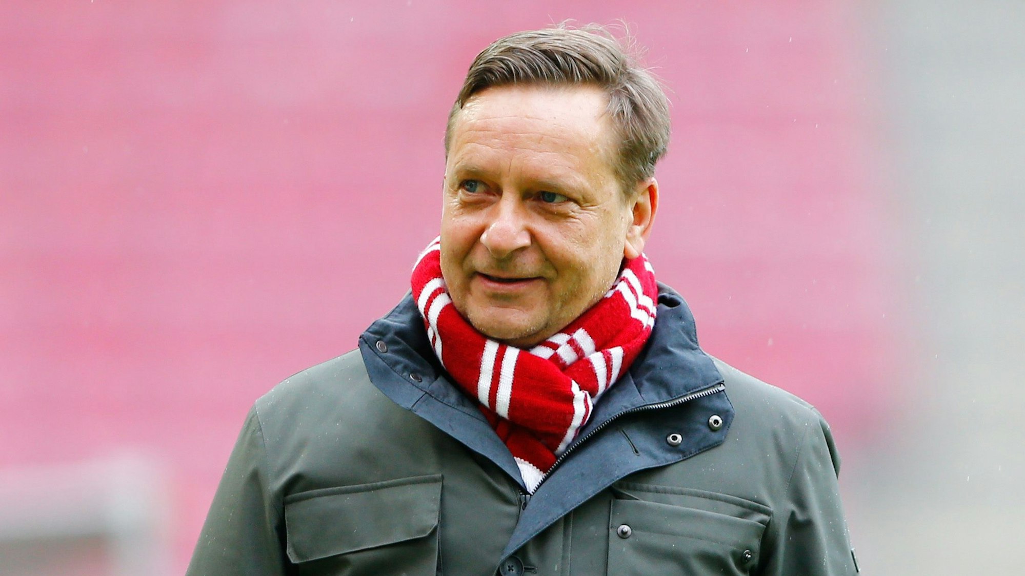 Horst Heldt mit FC-Fanschal.