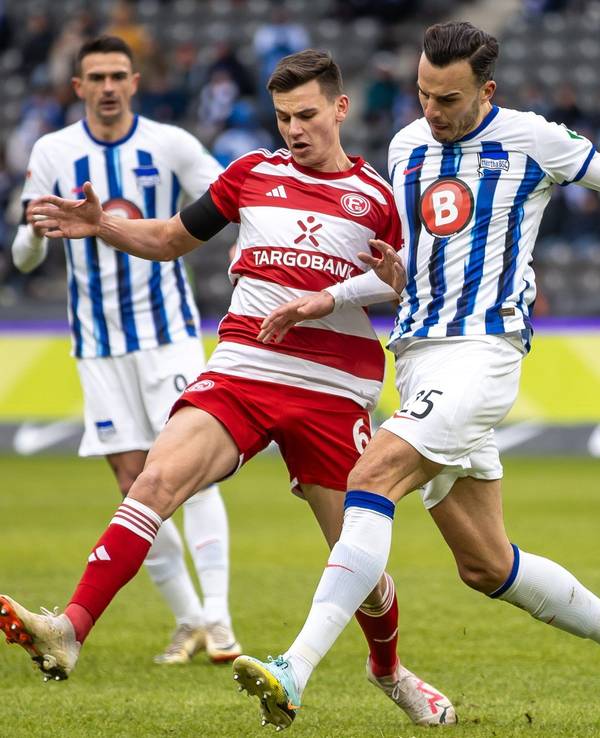 Fortuna Düsseldorfs Yannik Engelhardt kämpft mit Herthas Haris Tabakovic um den Ball.