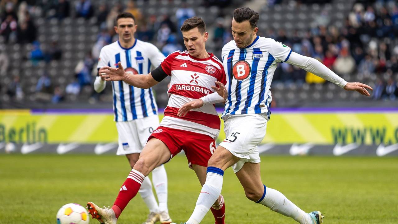 Fortuna Düsseldorfs Yannik Engelhardt kämpft mit Herthas Haris Tabakovic um den Ball.