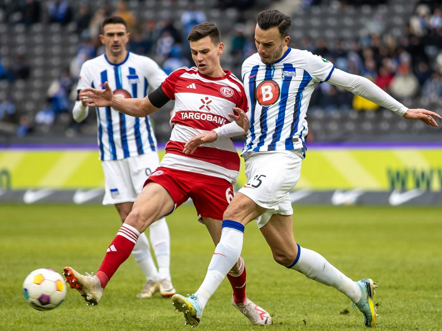 Fortuna Düsseldorfs Yannik Engelhardt kämpft mit Herthas Haris Tabakovic um den Ball.