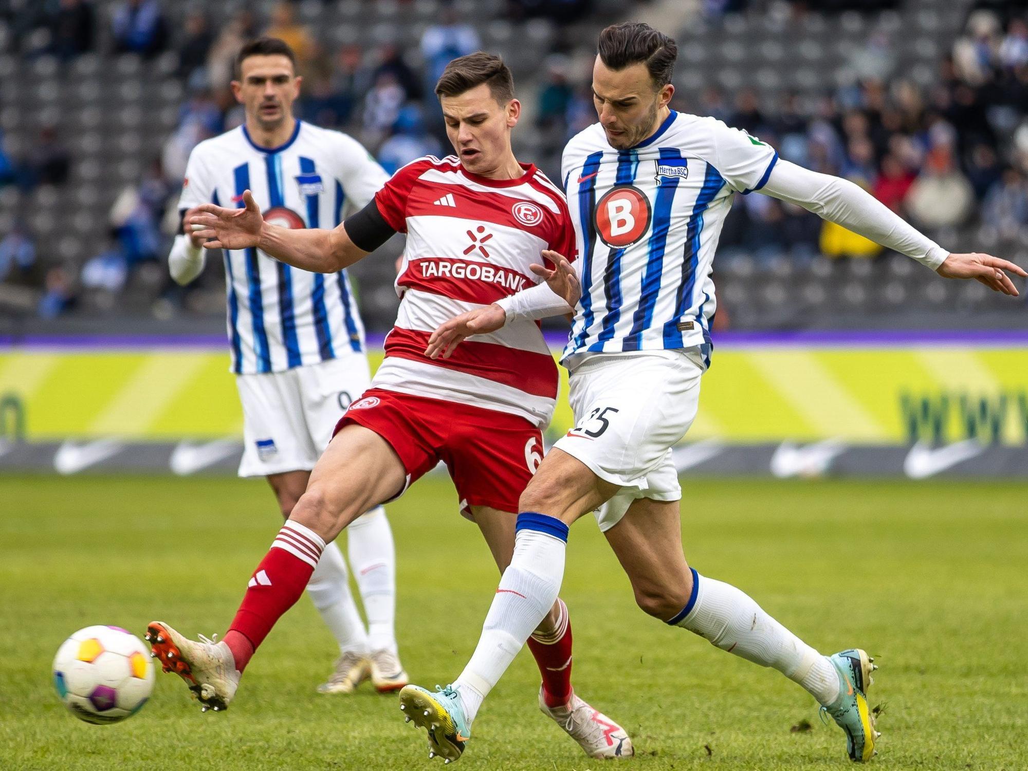 Fortuna Düsseldorfs Yannik Engelhardt kämpft mit Herthas Haris Tabakovic um den Ball.