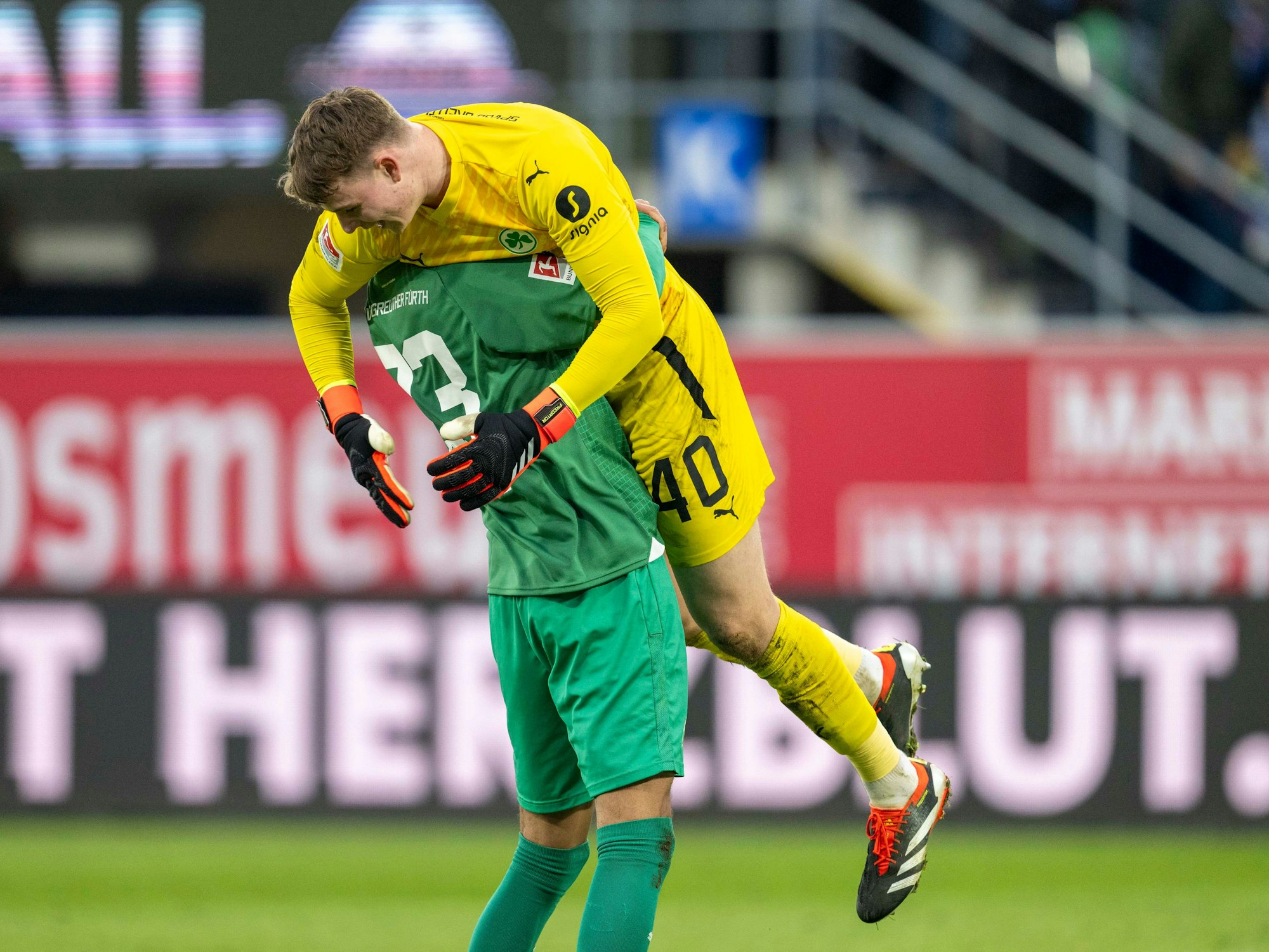 Fürths Maximilian Dietz (l.) hebt nach dem Schlusspfiff Fürths Torwart Jonas Urbig hoch.