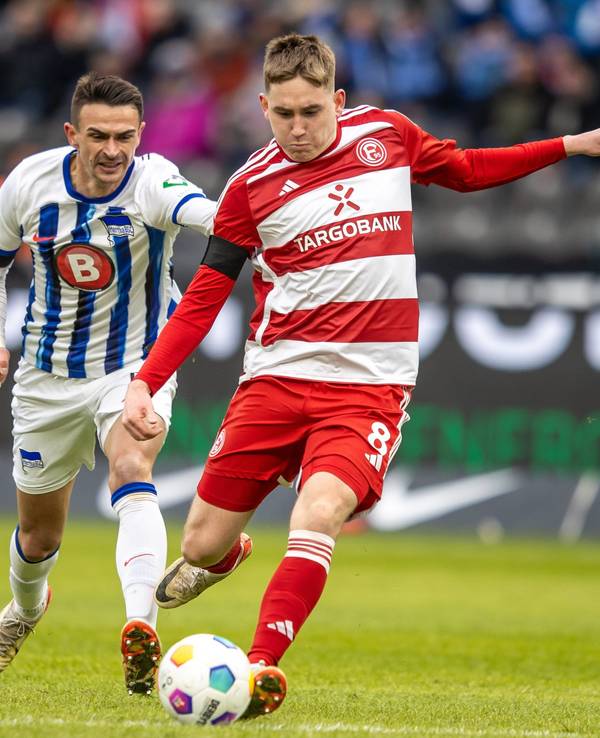 Isak Johannesson von Fortuna Düsseldorf zieht ab zum 1:1. Berlins Smail Prevljak läuft hinterher.