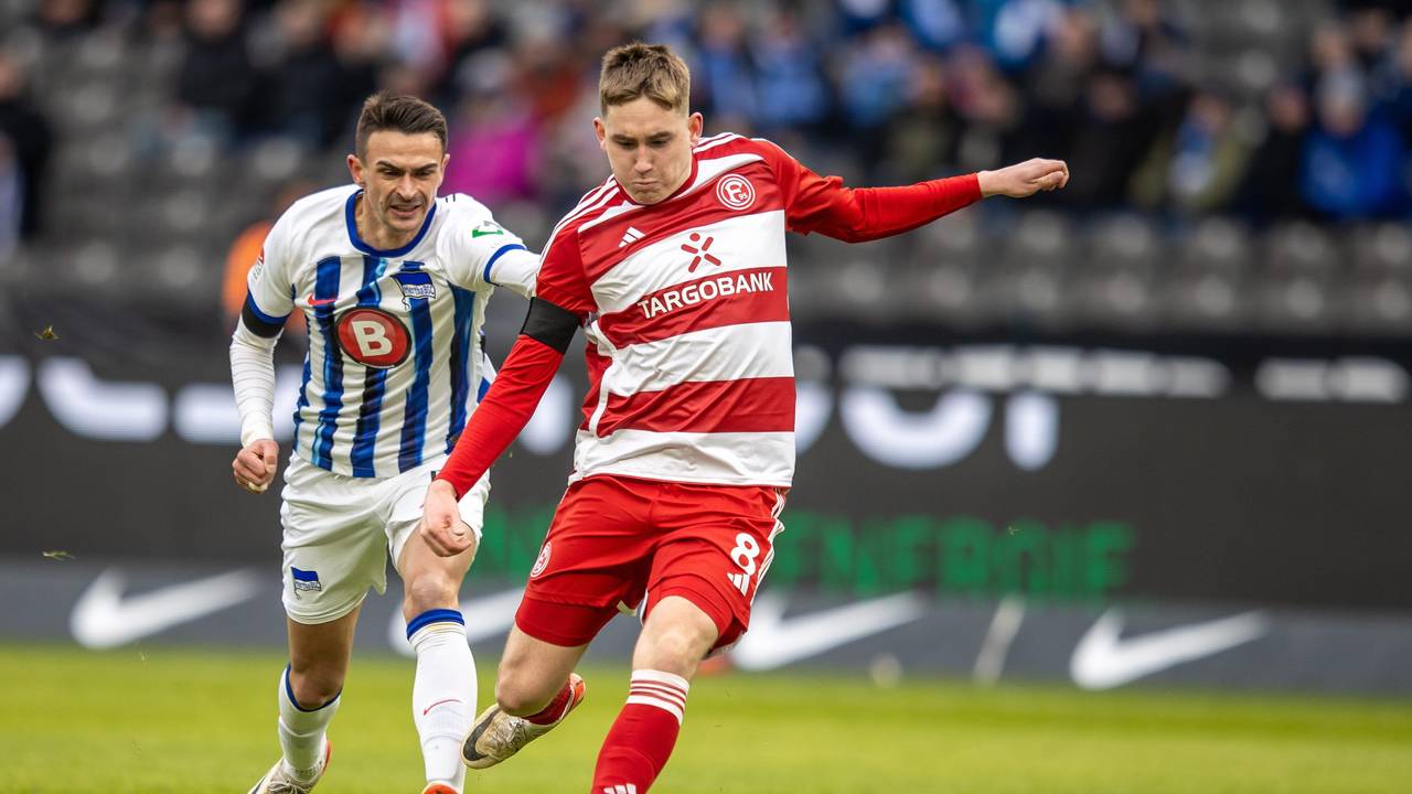 Isak Johannesson von Fortuna Düsseldorf zieht ab zum 1:1. Berlins Smail Prevljak läuft hinterher.