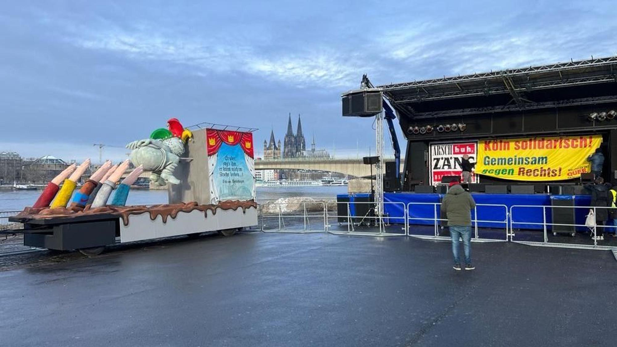 Foto von der Deutzer Werft in Köln, wo erstmals ein Wagen aus dem Rosenmontagszug 2024 zu sehen ist.
