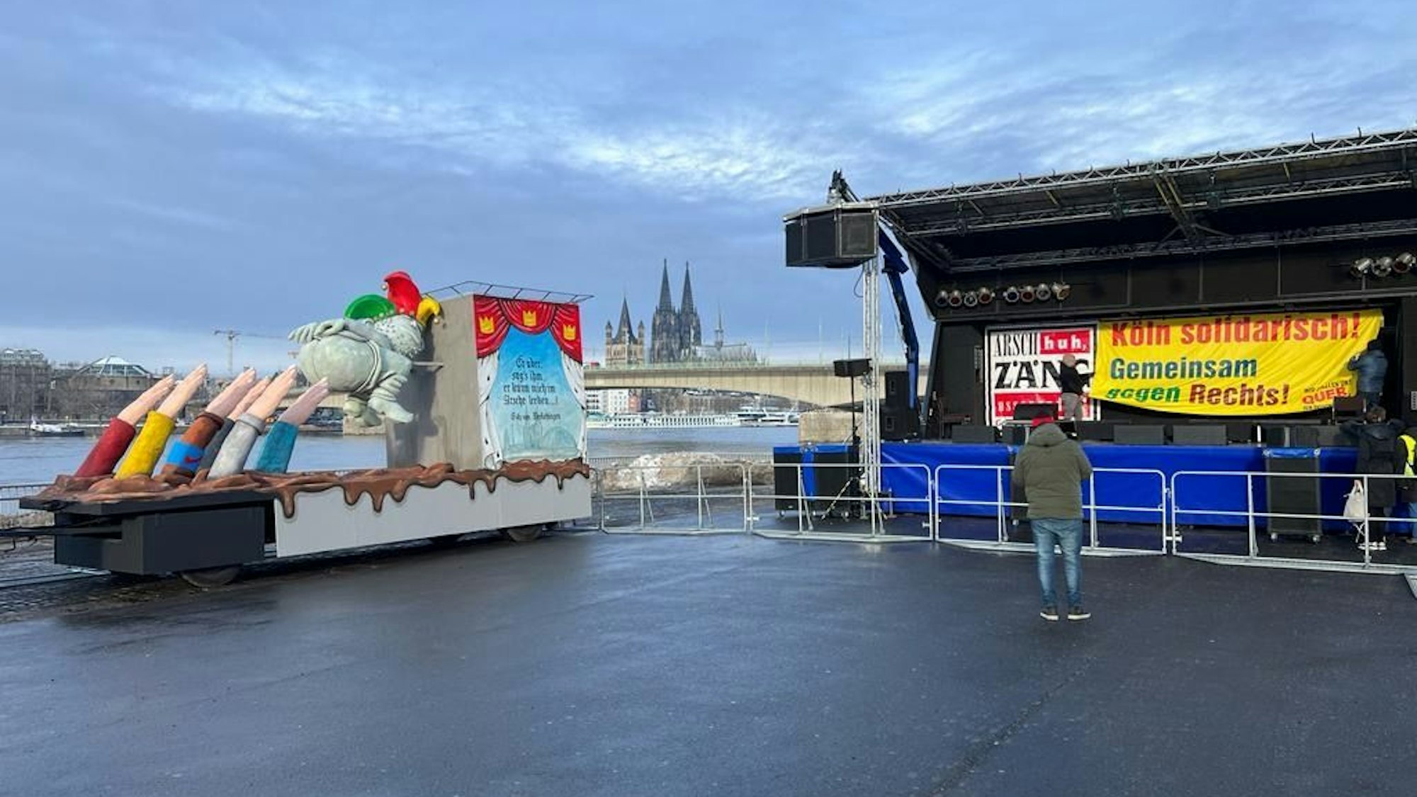 Foto von der Deutzer Werft in Köln, wo erstmals ein Wagen aus dem Rosenmontagszug 2024 zu sehen ist.
