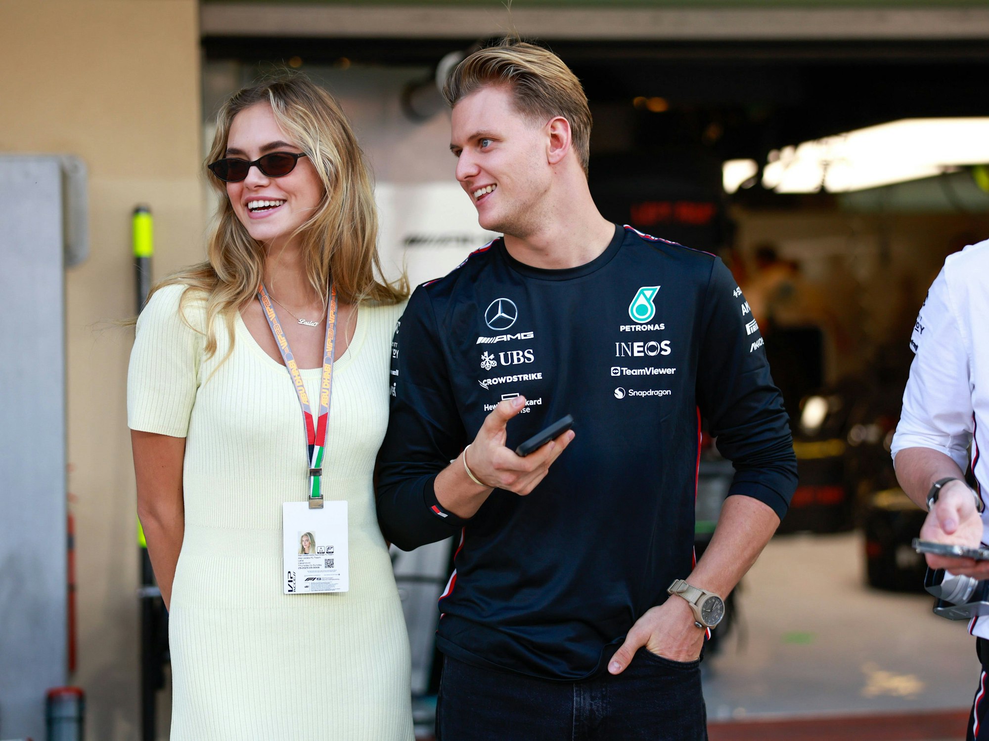 Mick Schumacher am 24. November 2023 mit seiner Freundin Laila Hasanovic.