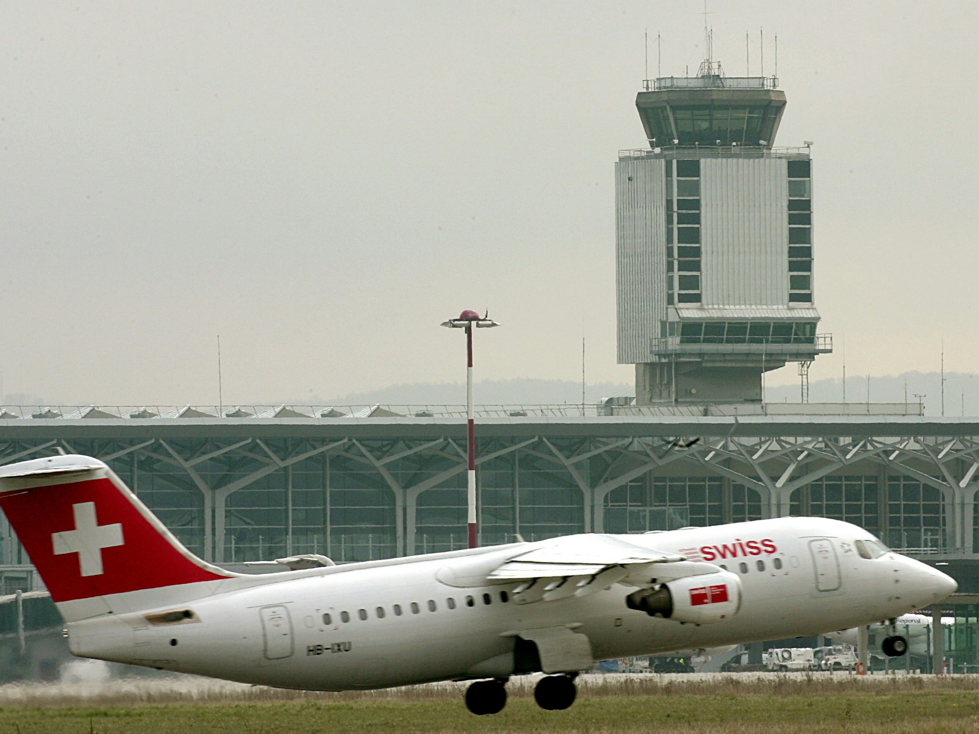 Ein Flugzeug der Schweizer Fluggesellschaft "Swiss" hebt vor der Kulisse des Euro-Airports Basel-Mulhouse-Freiburg ab.