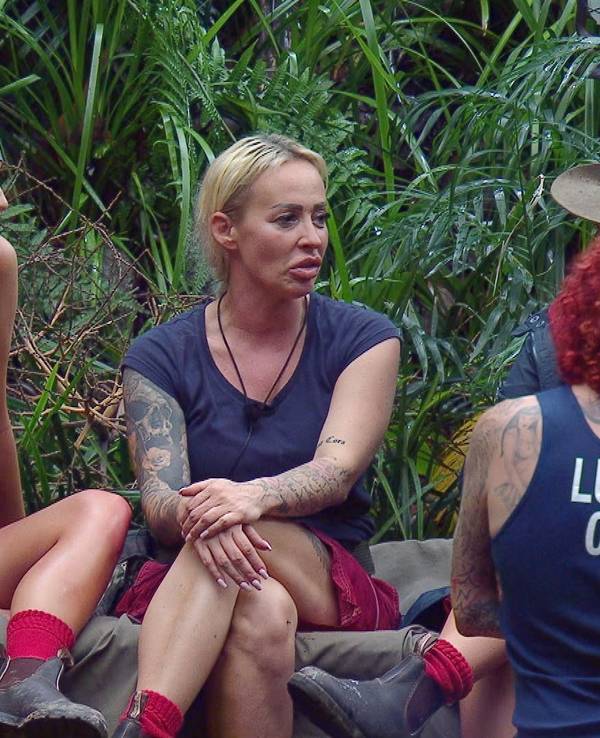 Sarah Kern, Anya Elsner und Cora Schumacher im Dschungelcamp 2024.