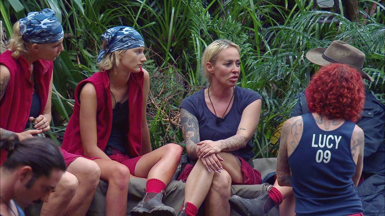 Sarah Kern, Anya Elsner und Cora Schumacher im Dschungelcamp 2024.