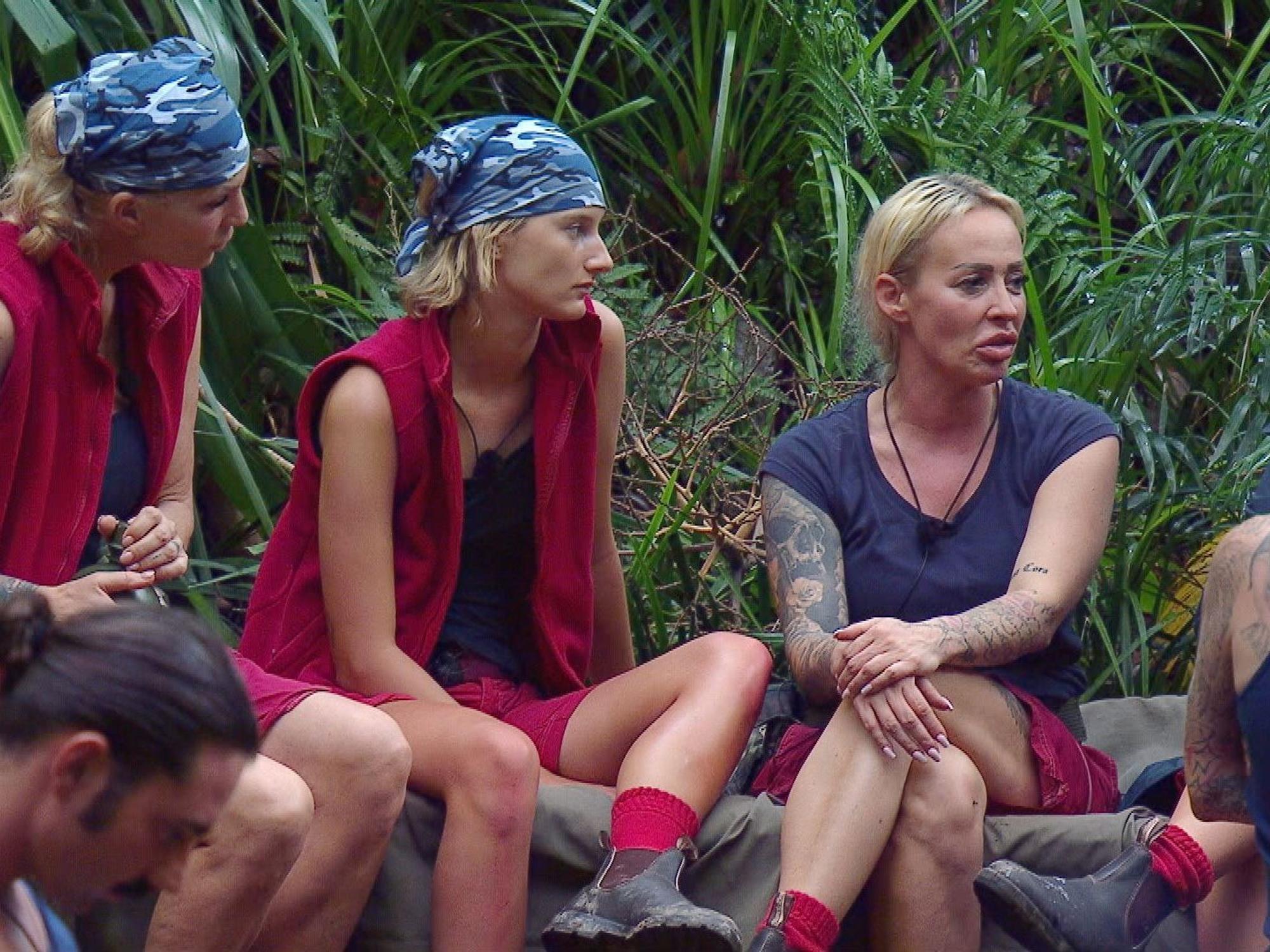 Sarah Kern, Anya Elsner und Cora Schumacher im Dschungelcamp 2024.