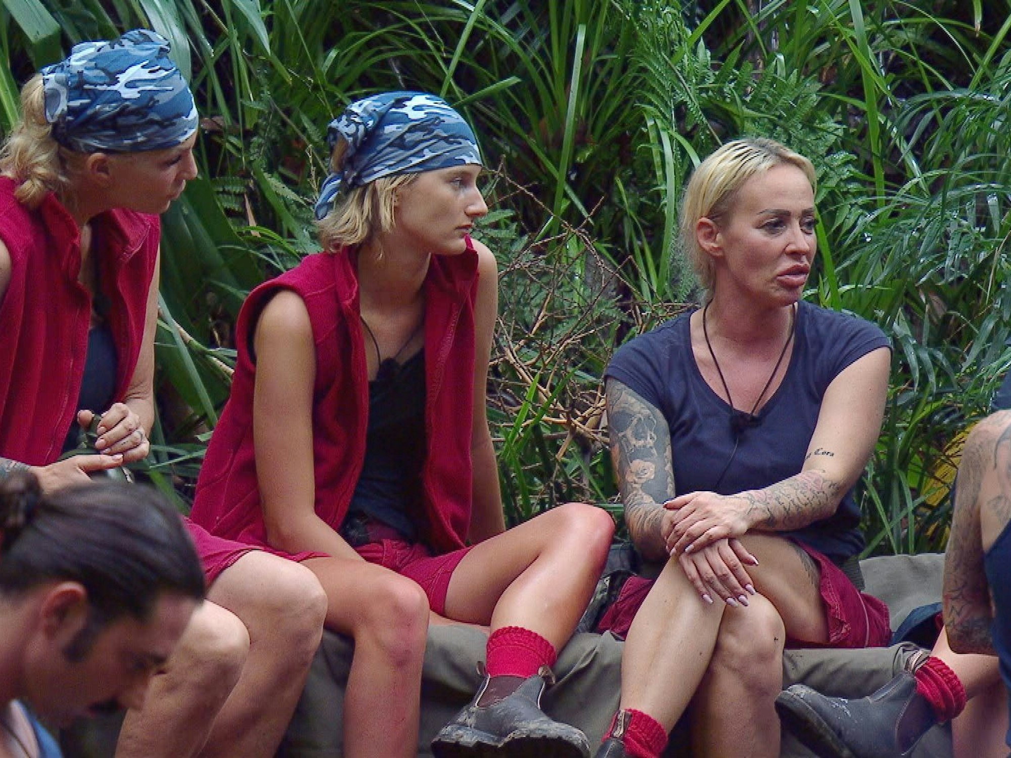 Sarah Kern, Anya Elsner und Cora Schumacher im Dschungelcamp 2024.