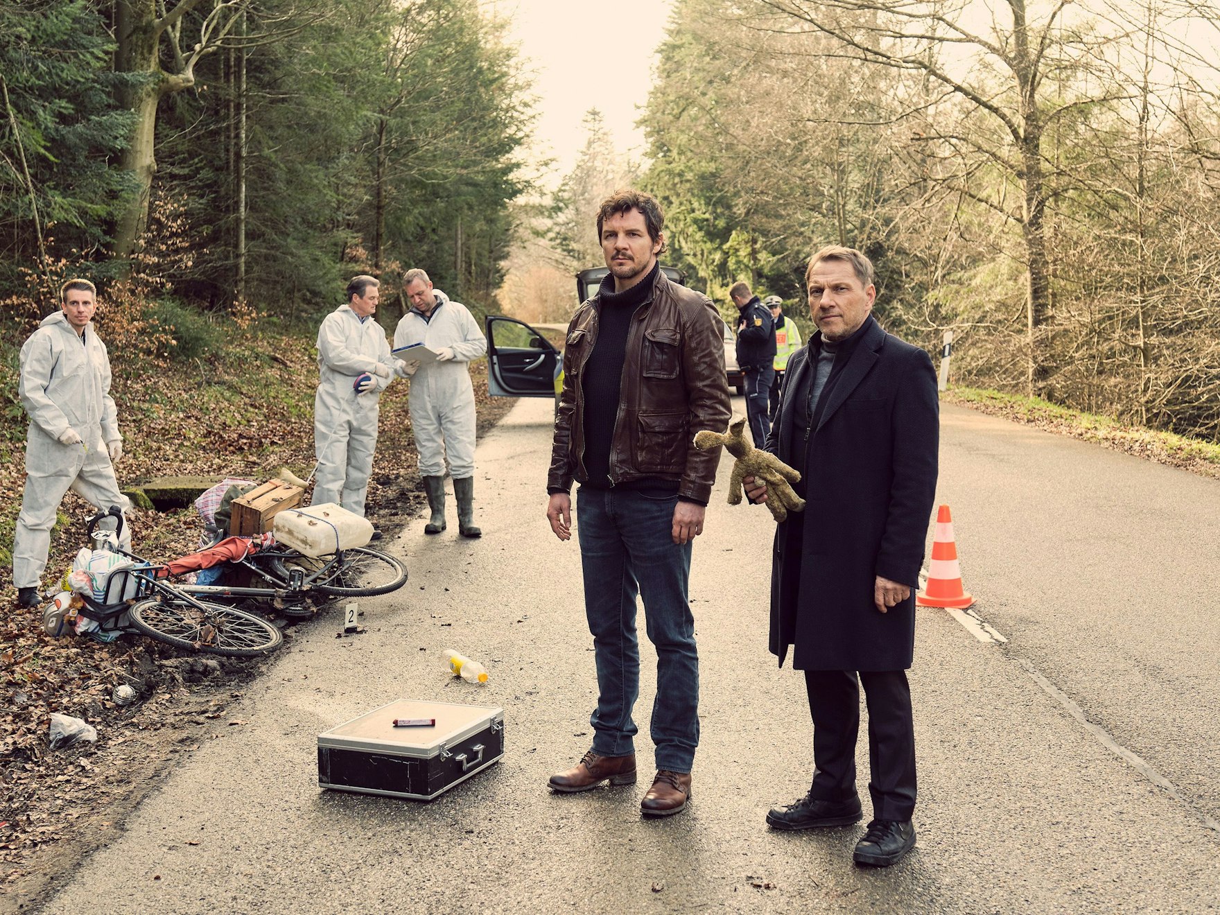 Thorsten Lannert (Richy Müller, r) und Sebastian Bootz (Felix Klare) müssen einen Fall von Fahrerflucht mit Todesfolge aufklären - Szene des "Tatort: Der Mörder in mir" (undatierte Filmszene).