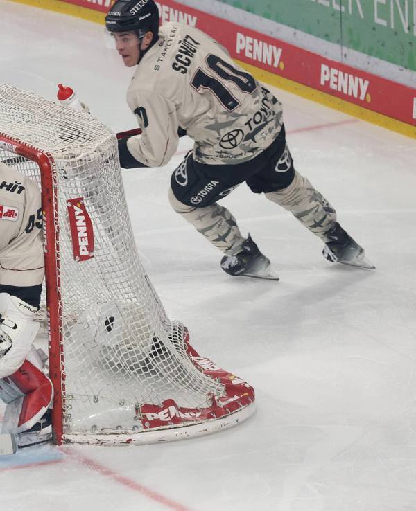 Tobias Ancicka aufmerksam im Haie-Tor.
