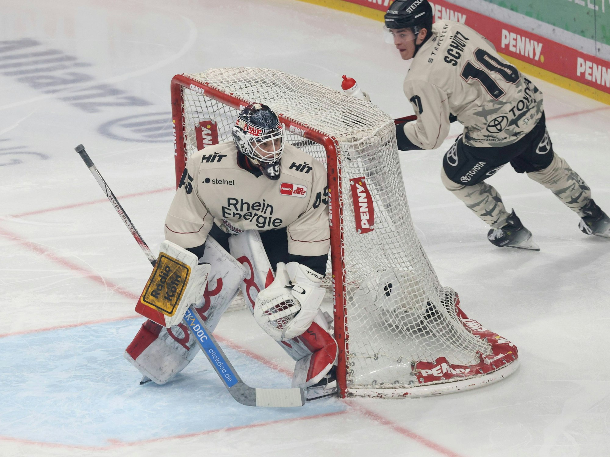Tobias Ancicka aufmerksam im Haie-Tor.