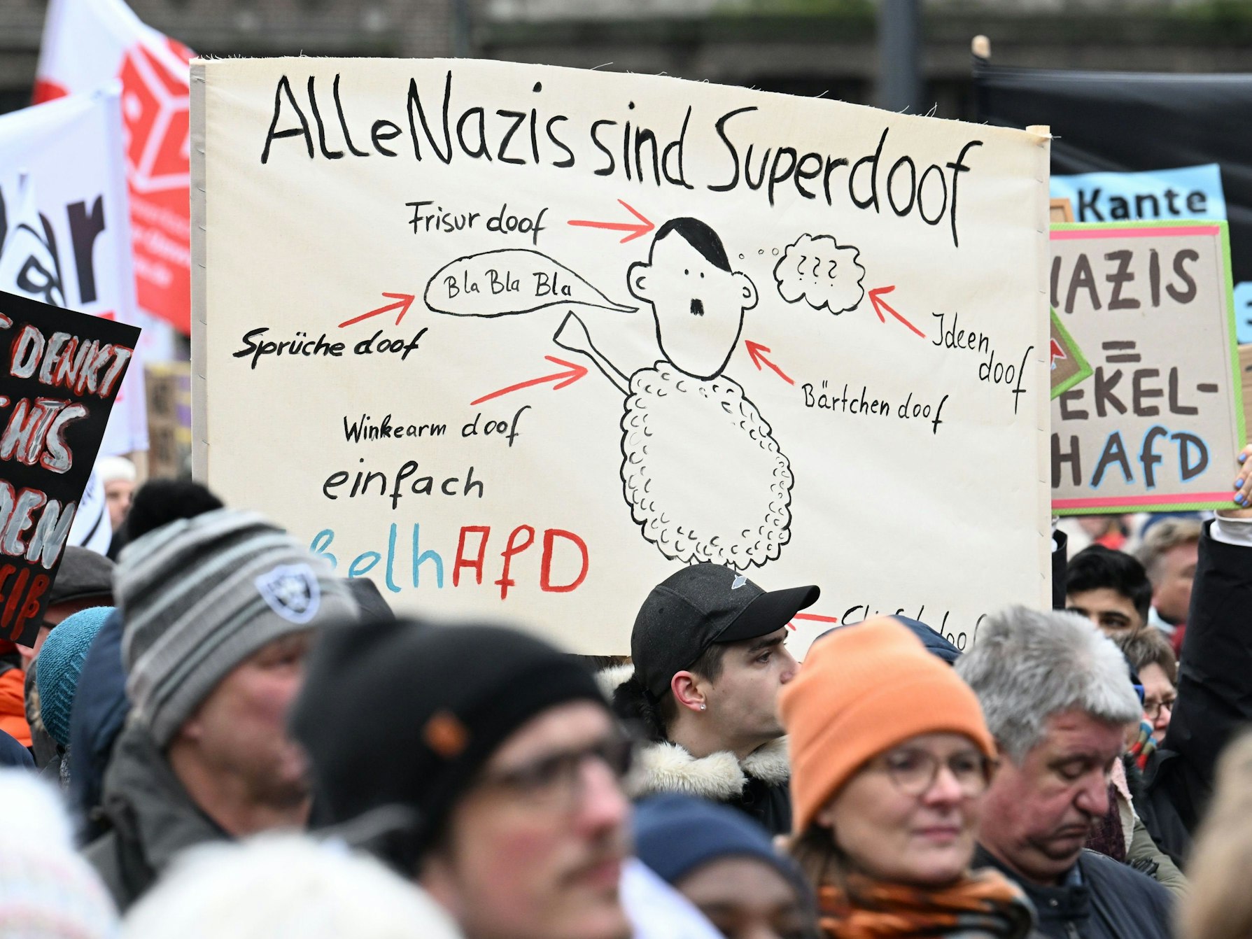 „Alle Nazis sind superdoof“ steht auf einem Plakat, das bei der Demo gegen Rechtsextremisus auf dem Marktplatz in Bremen zu sehen ist.