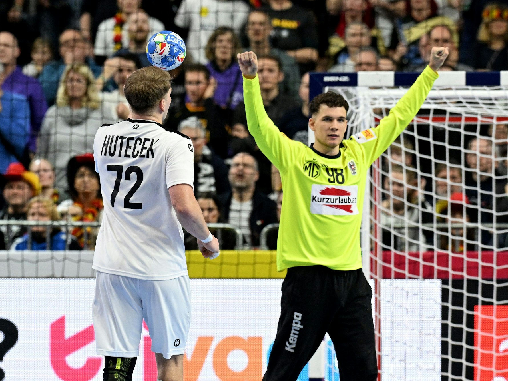 Constantin Möstl (r) jubelt über eine seiner vielen Paraden gegen Deutschland.