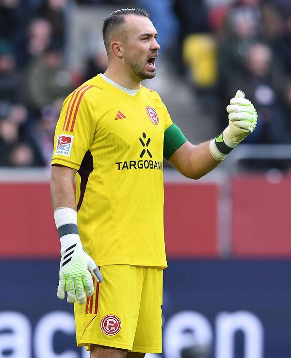 Fortuna Düsseldorfs Torwart Florian Kastenmeier gibt im Spiel gegen Holstein Kiel Anweisungen auf dem Platz.