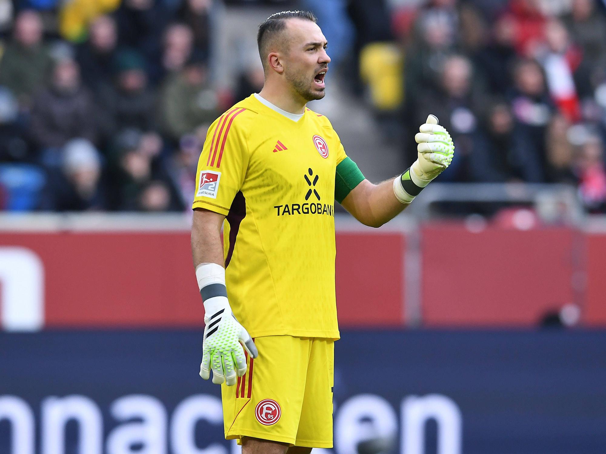 Fortuna Düsseldorfs Torwart Florian Kastenmeier gibt im Spiel gegen Holstein Kiel Anweisungen auf dem Platz.