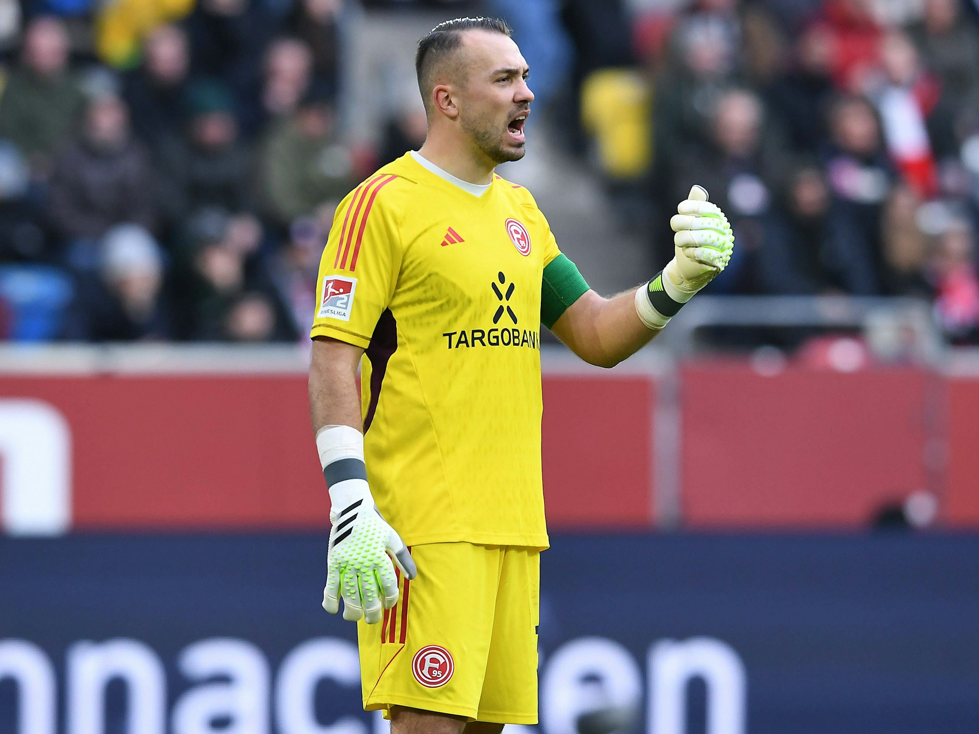 Fortuna Düsseldorfs Torwart Florian Kastenmeier gibt im Spiel gegen Holstein Kiel Anweisungen auf dem Platz.