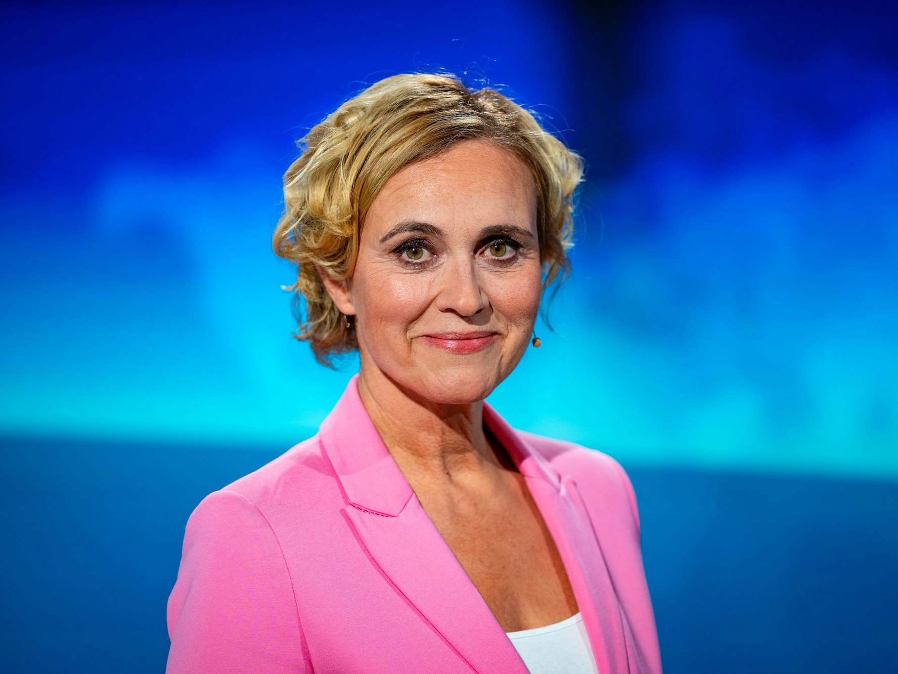 Moderatorin Caren Miosga steht vor ihrer letzten Sendung im Studio der ARD-Tagesthemen.