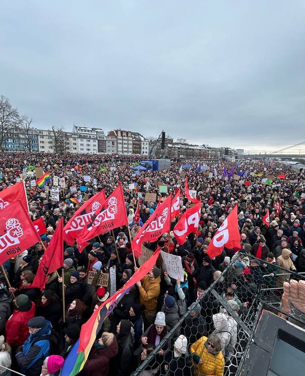 Blick von oben auf die Deutzer Werft bei der Anti-AfD-Demo in Köln.