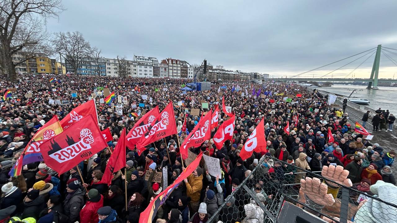 Blick von oben auf die Deutzer Werft bei der Anti-AfD-Demo in Köln.