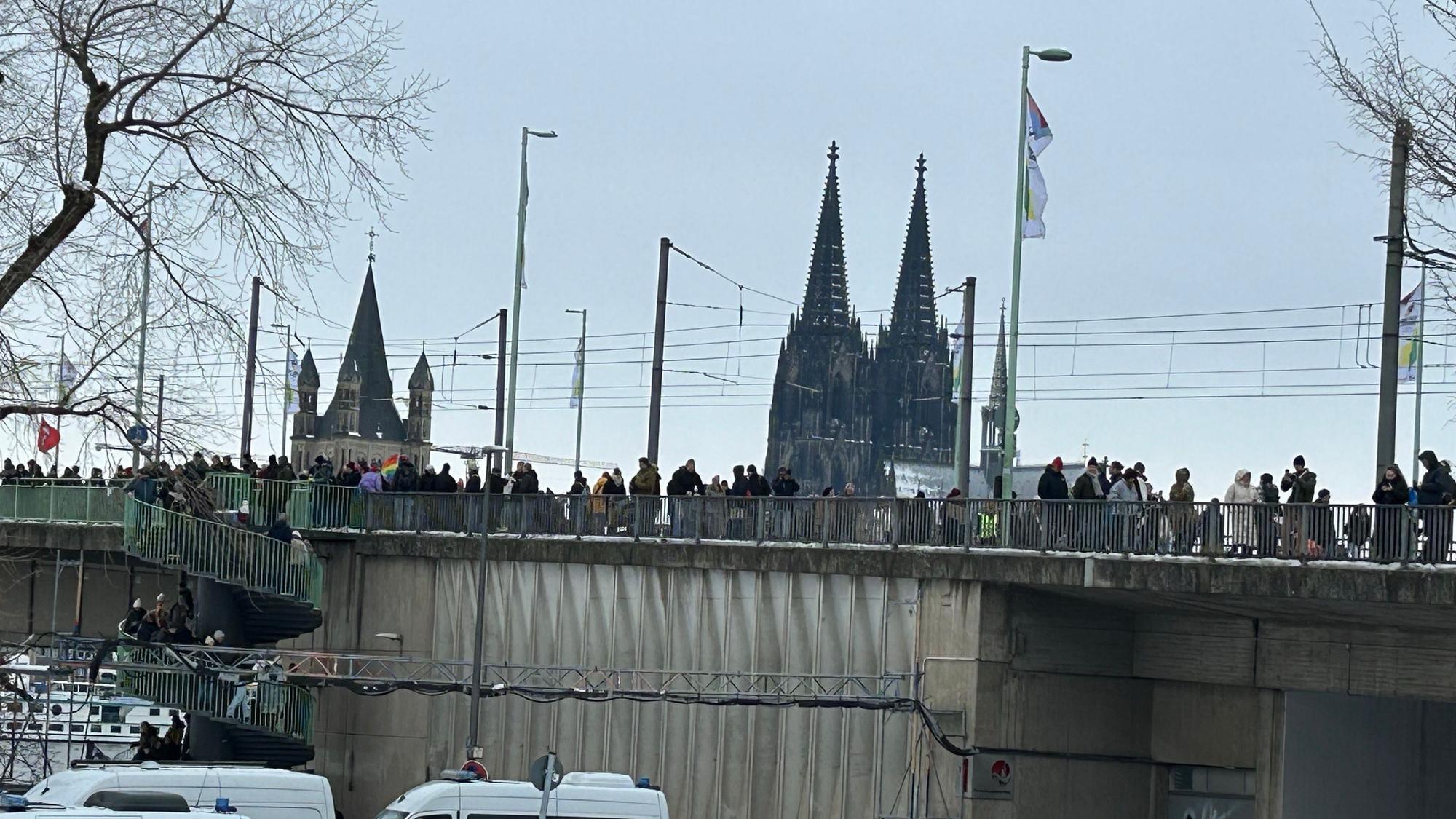 Foto von der Deutzer Brücke in Köln, hunderte Menschen gehen darauf.