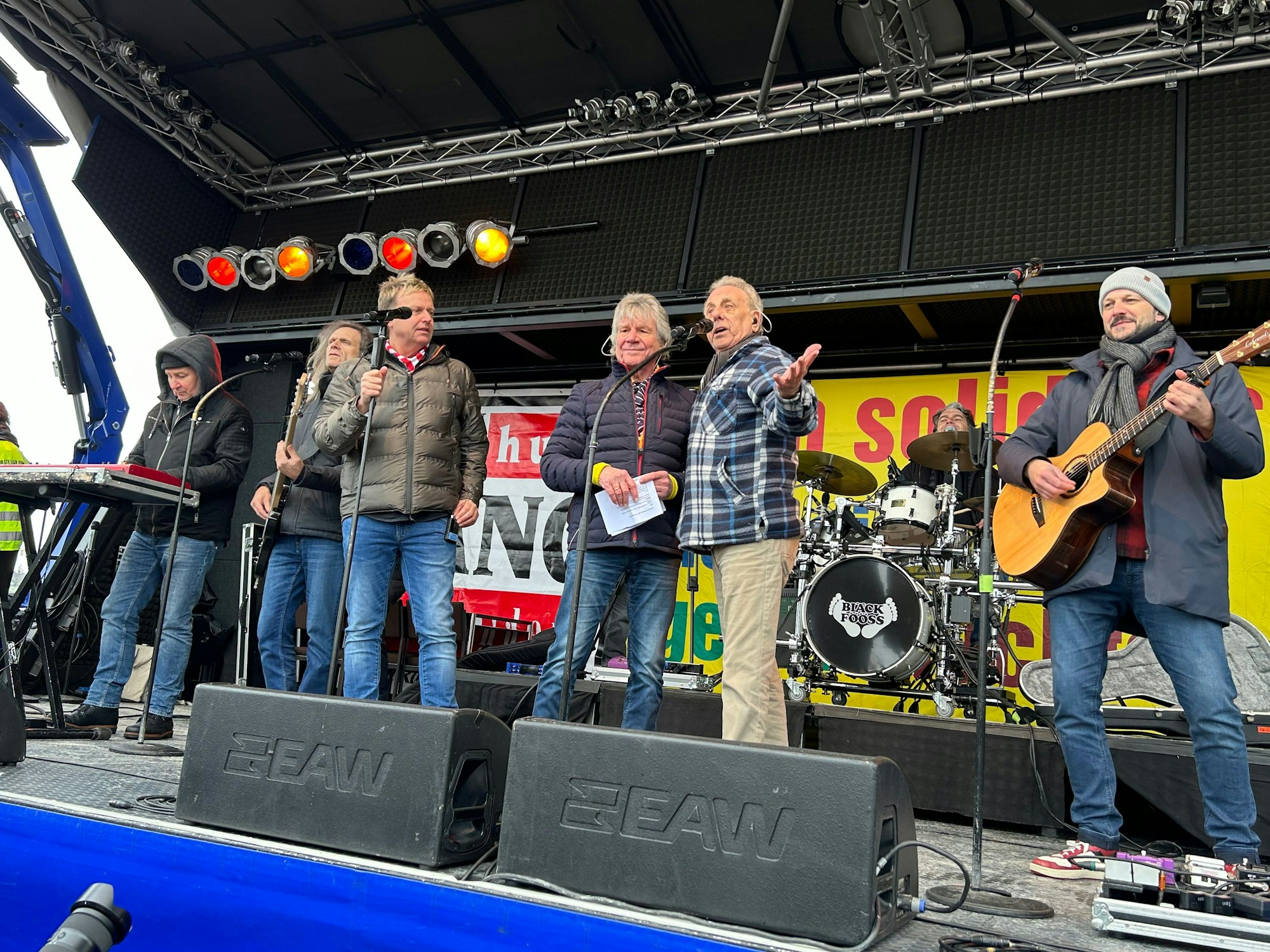 Die Bläck Fööss auf der Bühne bei der Anti-AfD-Demo in Köln.