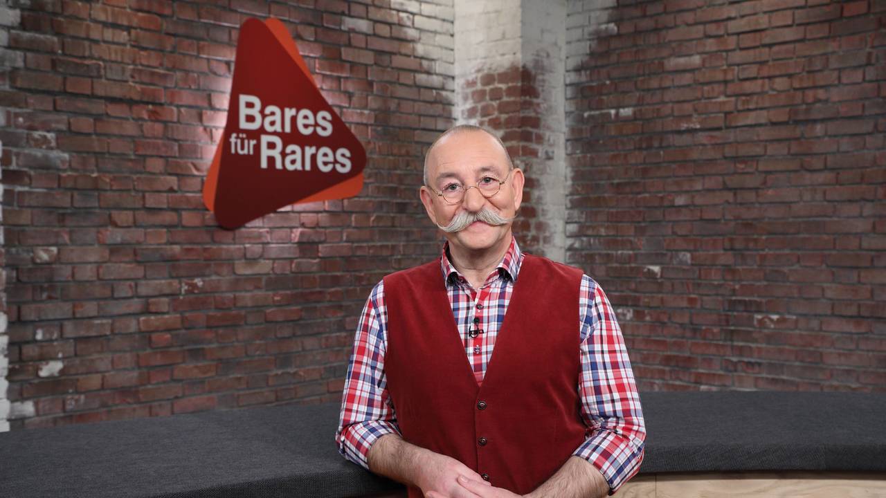 Moderator Horst Lichter steht vor dem Logo der ZDF-Trödelshow „Bares für Rares”.