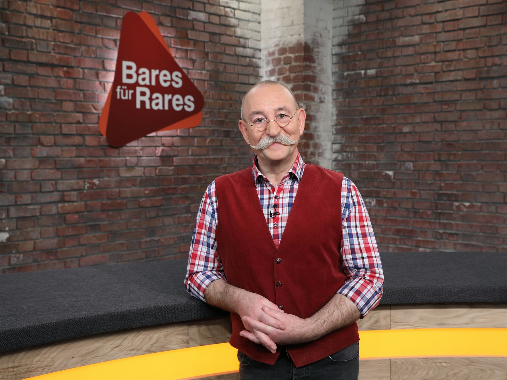Moderator Horst Lichter steht vor dem Logo der ZDF-Trödelshow „Bares für Rares”.